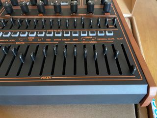Behringer LM Drum - Caja de Ritmos Híbrida