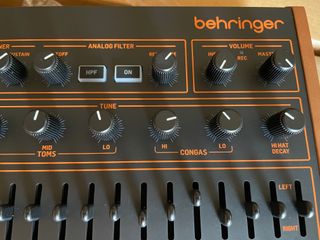 Behringer LM Drum - Caja de Ritmos Híbrida