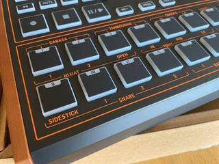 Behringer LM Drum - Caja de Ritmos Híbrida