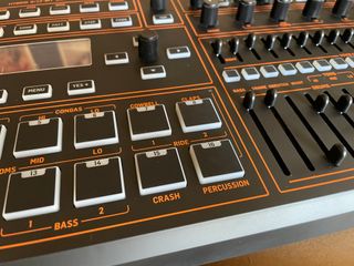 Behringer LM Drum - Caja de Ritmos Híbrida