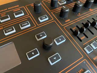 Behringer LM Drum - Caja de Ritmos Híbrida