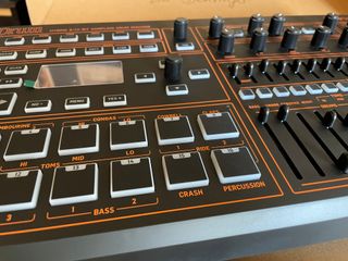 Behringer LM Drum - Caja de Ritmos Híbrida