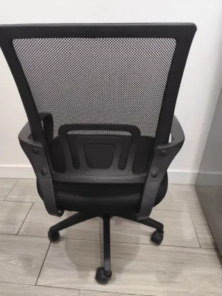 Silla de oficina ergonómica negra muy buena