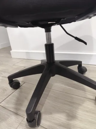 Silla de oficina ergonómica negra muy buena