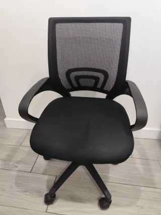 Silla de oficina ergonómica negra muy buena