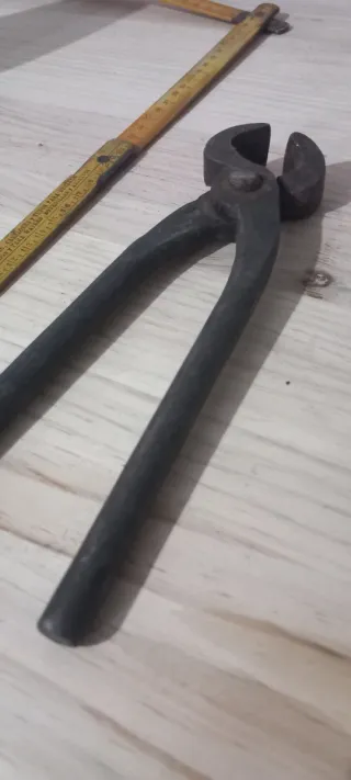 Alicates antiguos de trabajo