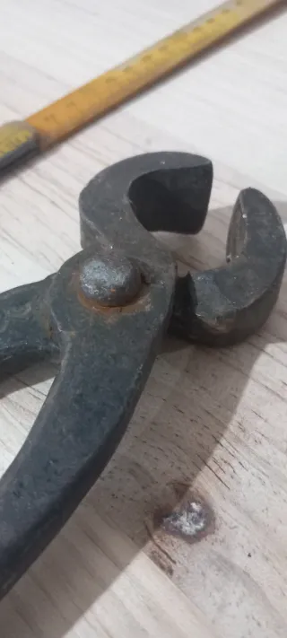 Alicates antiguos de trabajo