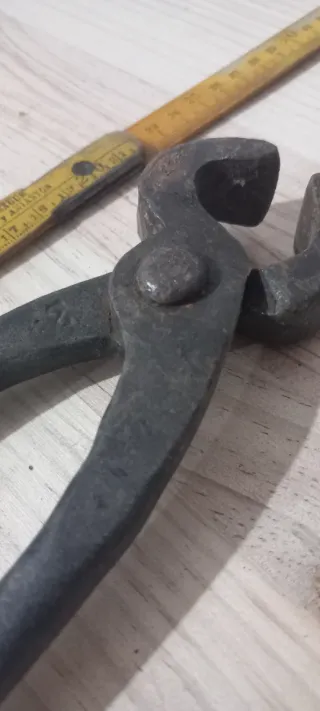 Alicates antiguos de trabajo