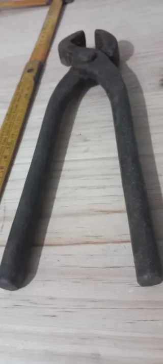 Alicates antiguos de trabajo