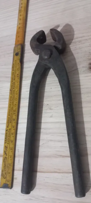 Alicates antiguos de trabajo