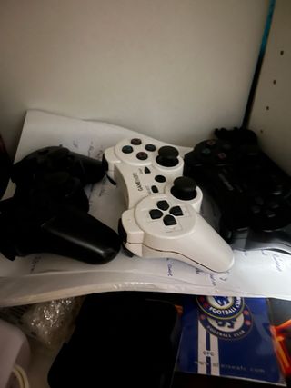 Consola PlayStation 3 con juegos y mandos