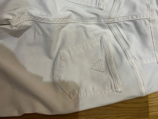 Pantalones blancos con botones dorados