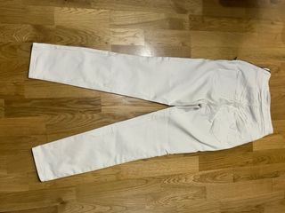 Pantalones blancos con botones dorados