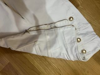 Pantalones blancos con botones dorados