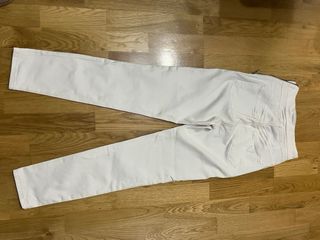 Pantalones blancos con botones dorados