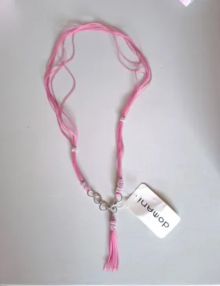 Collar rosa con detalles plateados