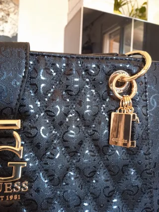 HOY! Bolso Guess negro  impermeable con llavero
