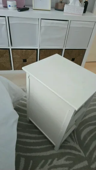 Mesilla auxiliar con 2 cestos de mimbre