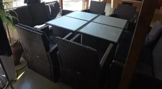 Sofá de mimbre con mesa de cristal