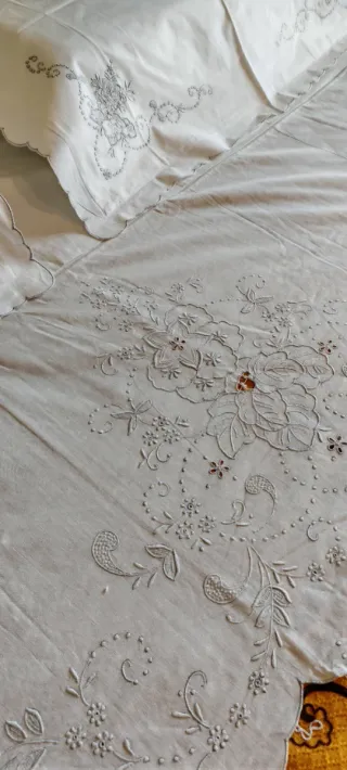Lenzuolo con 2 federe ricamate