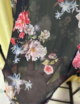 Blusa transparente floral negra manga larga