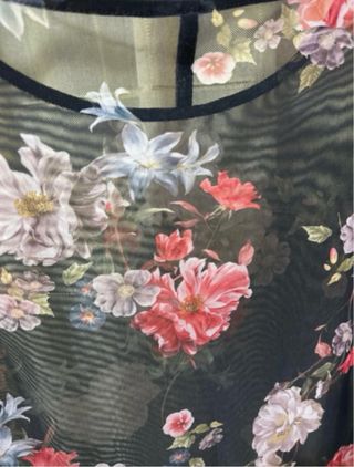 Blusa transparente floral negra manga larga