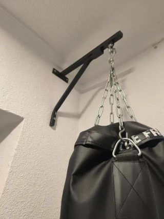 Saco de boxeo MadX con soporte para pared