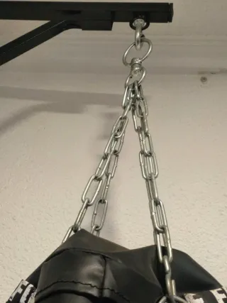 Saco de boxeo MadX con soporte para pared