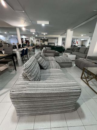 Sofá modular gris y blanco con puff