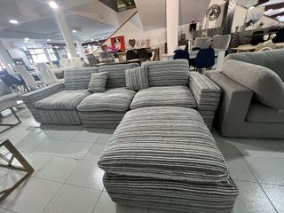 Sofá modular gris y blanco con puff
