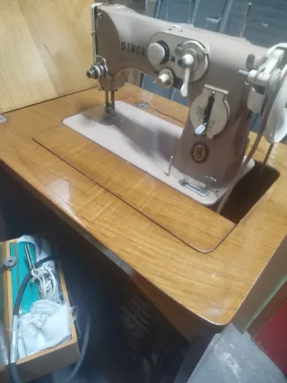 Máquina de coser Singer vintage con mueble