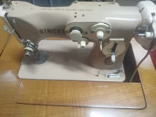 Máquina de coser Singer vintage con mueble