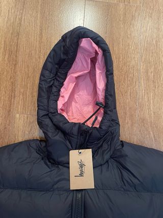 Abrigo Stüssy Negro con Forro Rosa