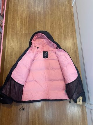 Abrigo Stüssy Negro con Forro Rosa
