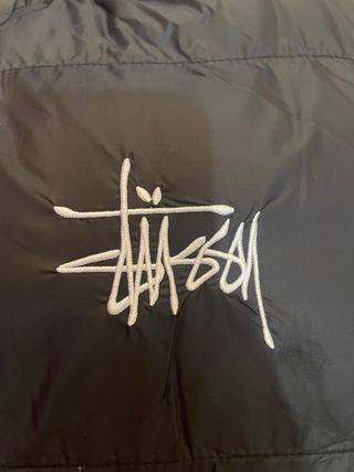 Abrigo Stüssy Negro con Forro Rosa