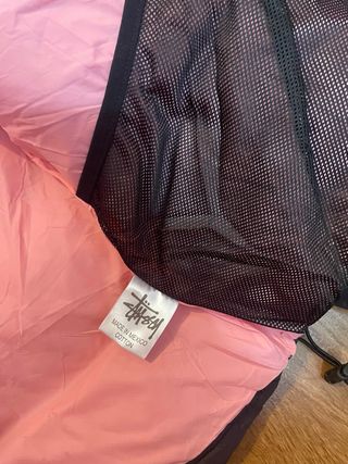 Abrigo Stüssy Negro con Forro Rosa