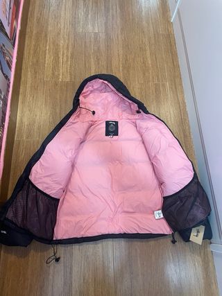 Abrigo Stüssy Negro con Forro Rosa