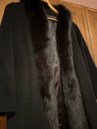 Abrigo de fiesta elegante con detalles de pelo