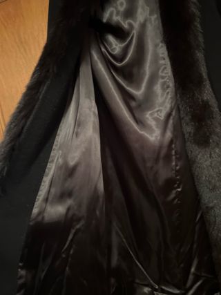 Abrigo de fiesta elegante con detalles de pelo