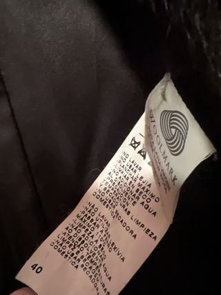 Abrigo de fiesta elegante con detalles de pelo