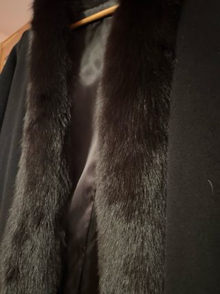 Abrigo de fiesta elegante con detalles de pelo