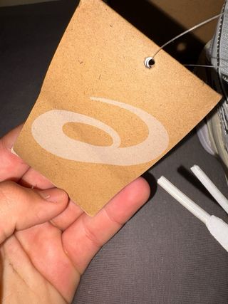 Zapatillas Asics Blancas y Plateadas