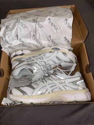 Zapatillas Asics Blancas y Plateadas