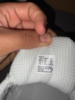 Zapatillas Asics Blancas y Plateadas