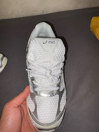 Zapatillas Asics Blancas y Plateadas