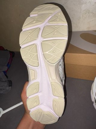 Zapatillas Asics Blancas y Plateadas