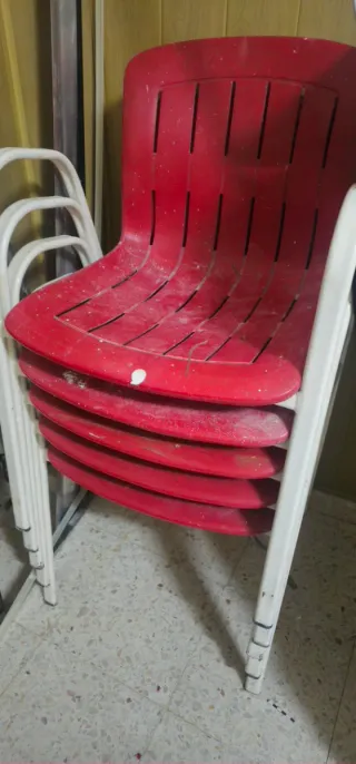 Sillas apilables rojas y blancas