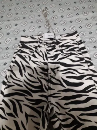 Pantalones acampanados animal print