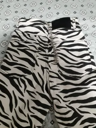 Pantalones acampanados animal print