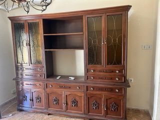 Alacena de madera con puertas de cristal